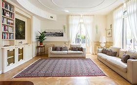 Milan City Center Luxury Apartment With Balcony